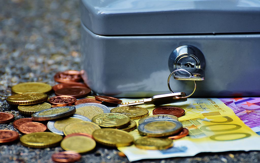 Symbolbild: Kasse mit Geldscheinen und Münzen davor, Link zur Seite "Kommunale Finanzen"