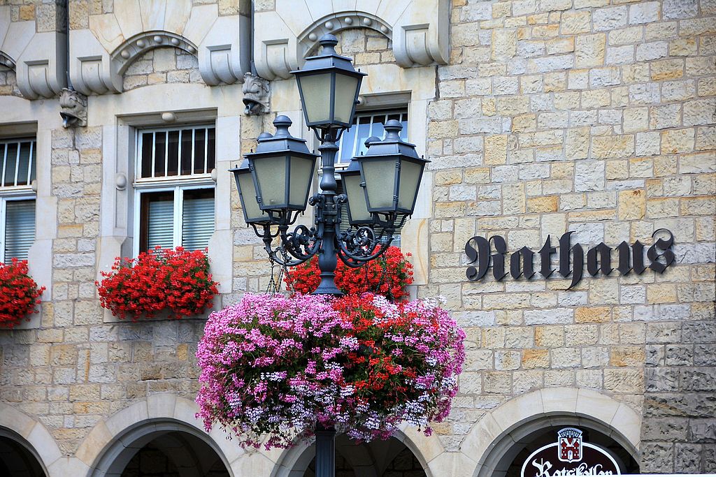 Symbolbild: Fassade und Fenster eines Rathauses, Link zur Seite "Kommunalrecht"