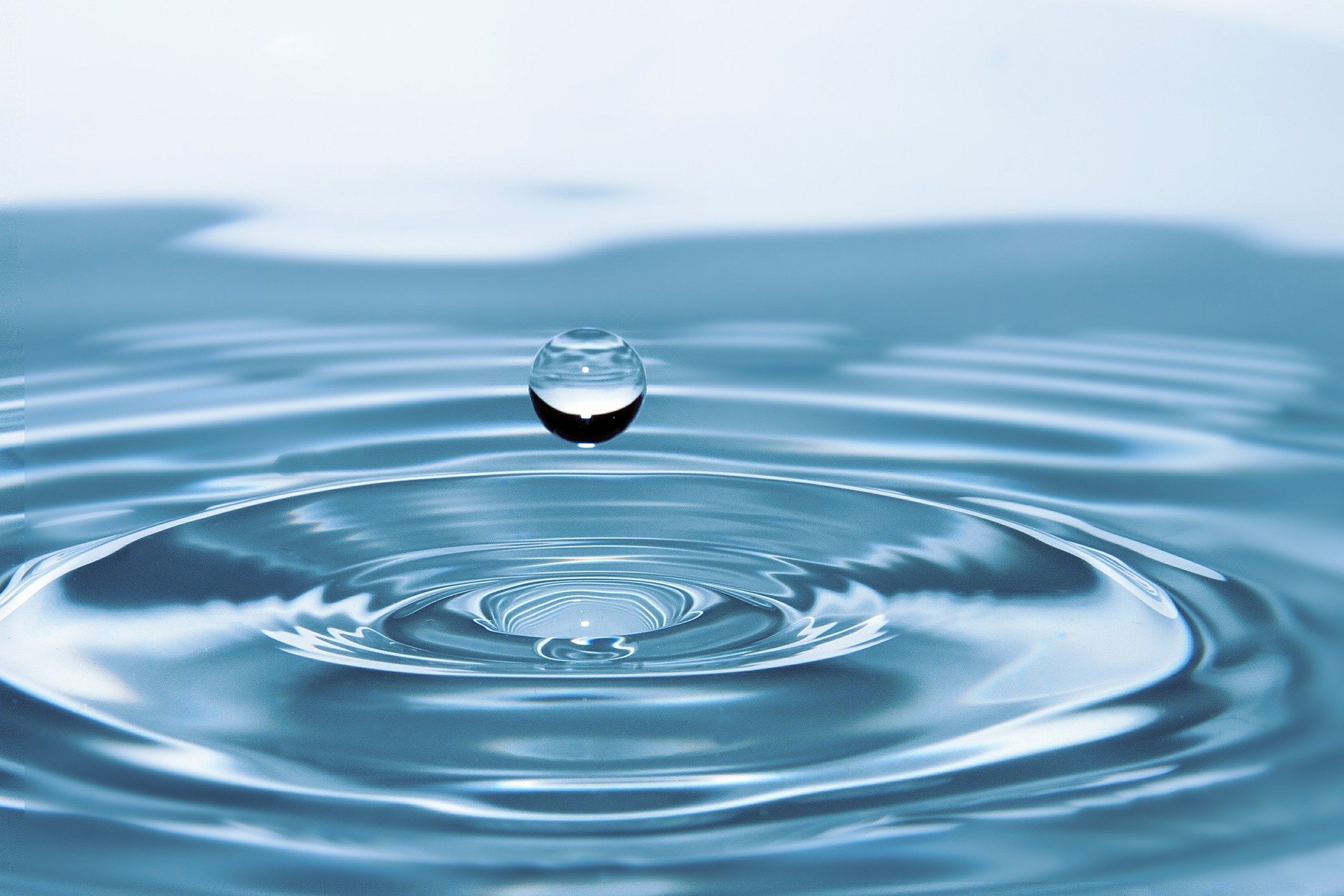 Symbolbild: Ein Tropfen fällt ins Wasser und Kreise bilden sich, Link zur Seite "Beitragserhebung im Wasser- und Abwasserbereich"