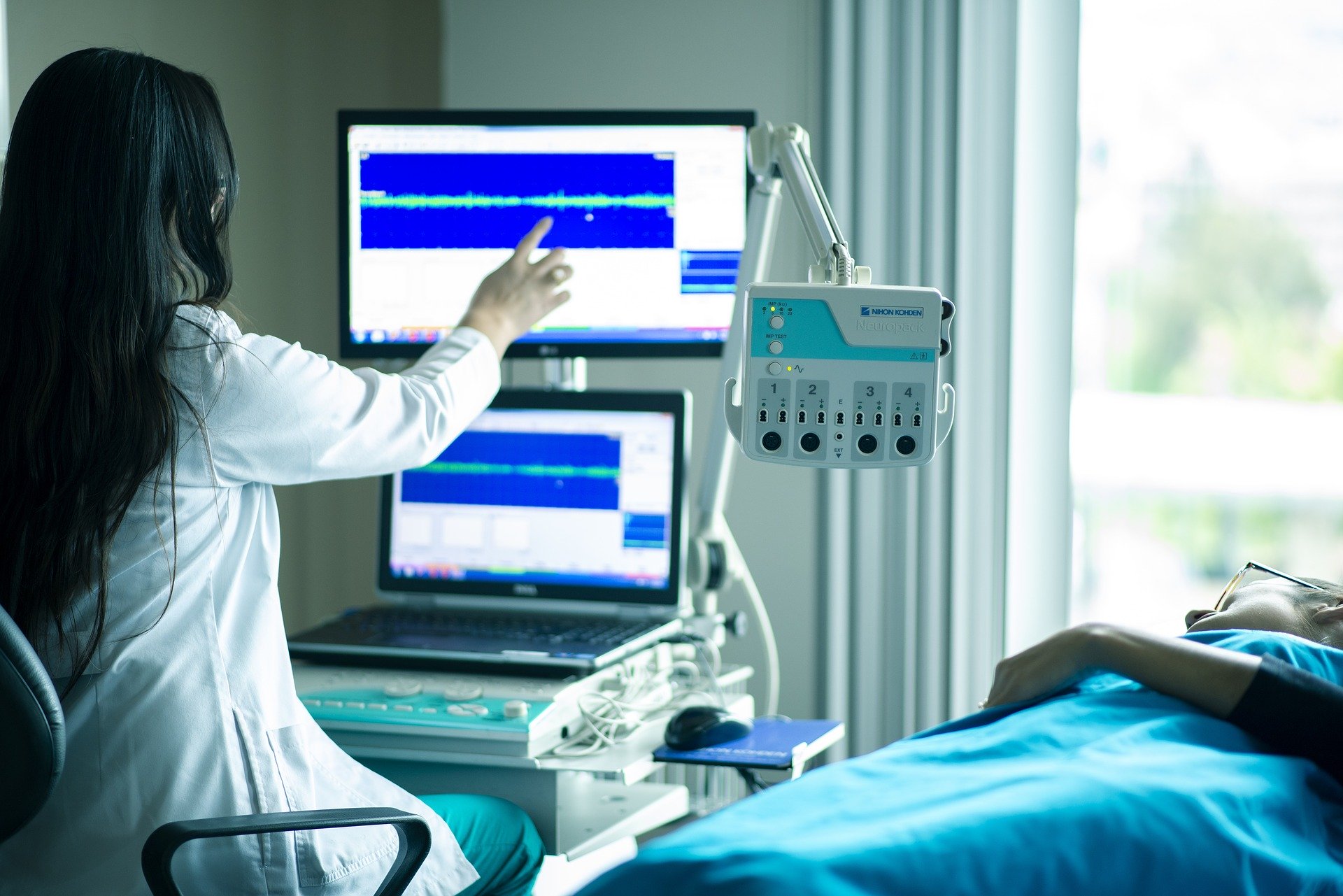 Symbolbild: Frau bedient ein medizinisches Gerät im Krankenhaus, Link zur Seite "Anrechnung von Studienleistungen"