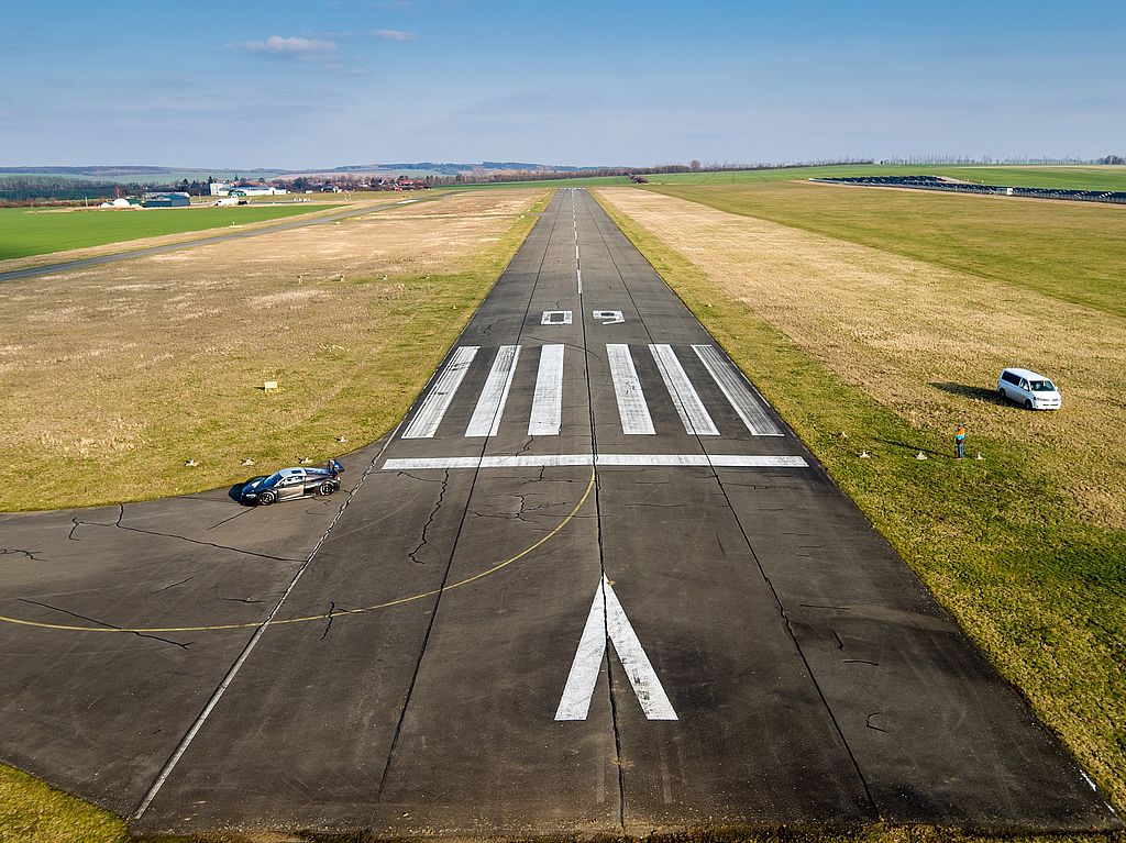Start- und Landebahn eines kleinen Flugplatzes