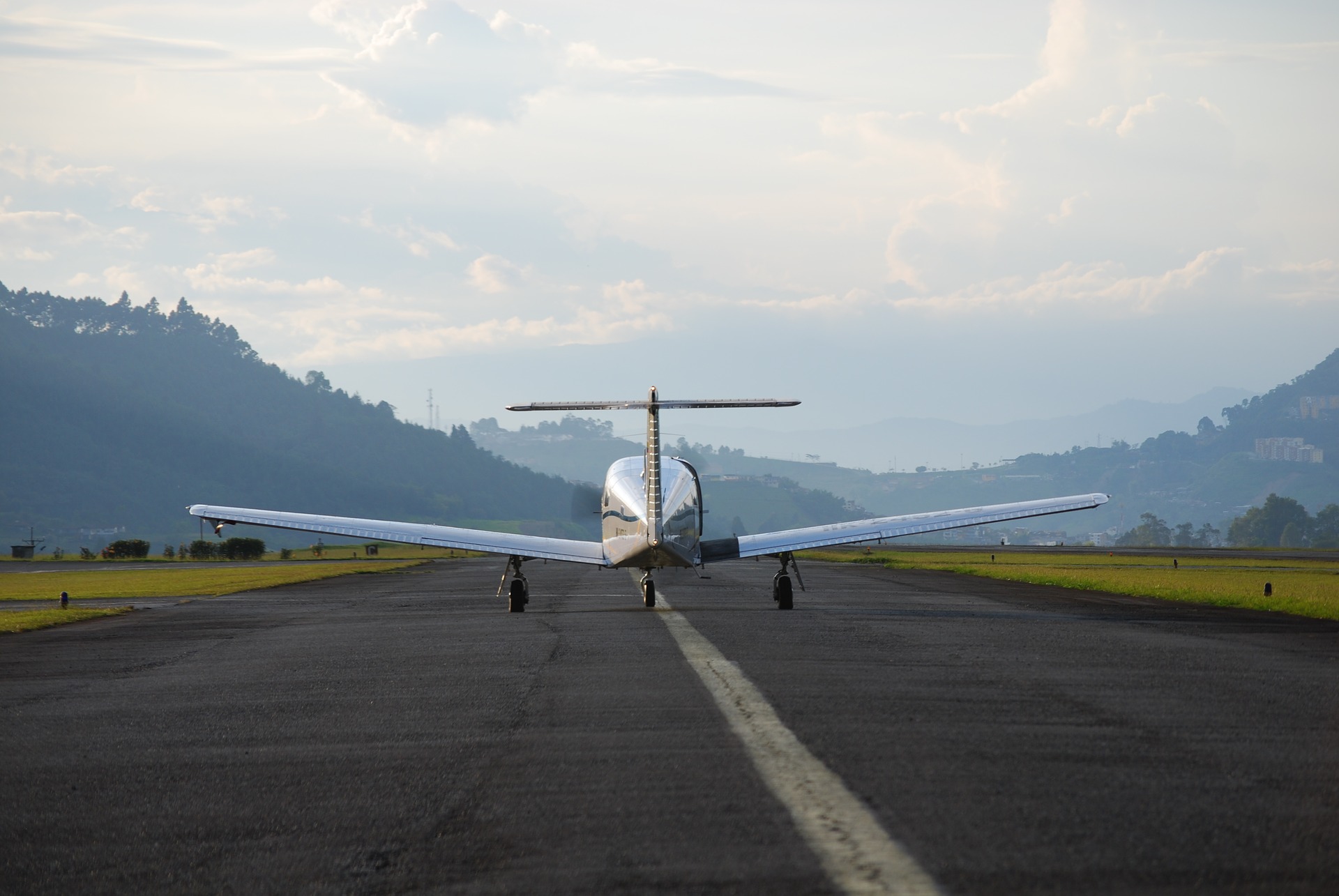 Flugzeug auf der Start und Landebahn eines Flugplatzes