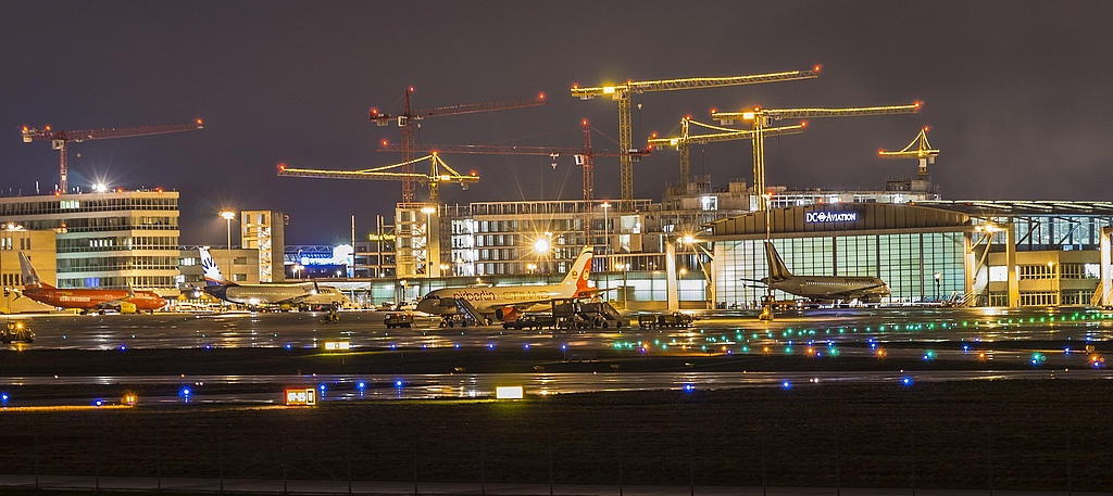 großer Flughafen bei Nacht