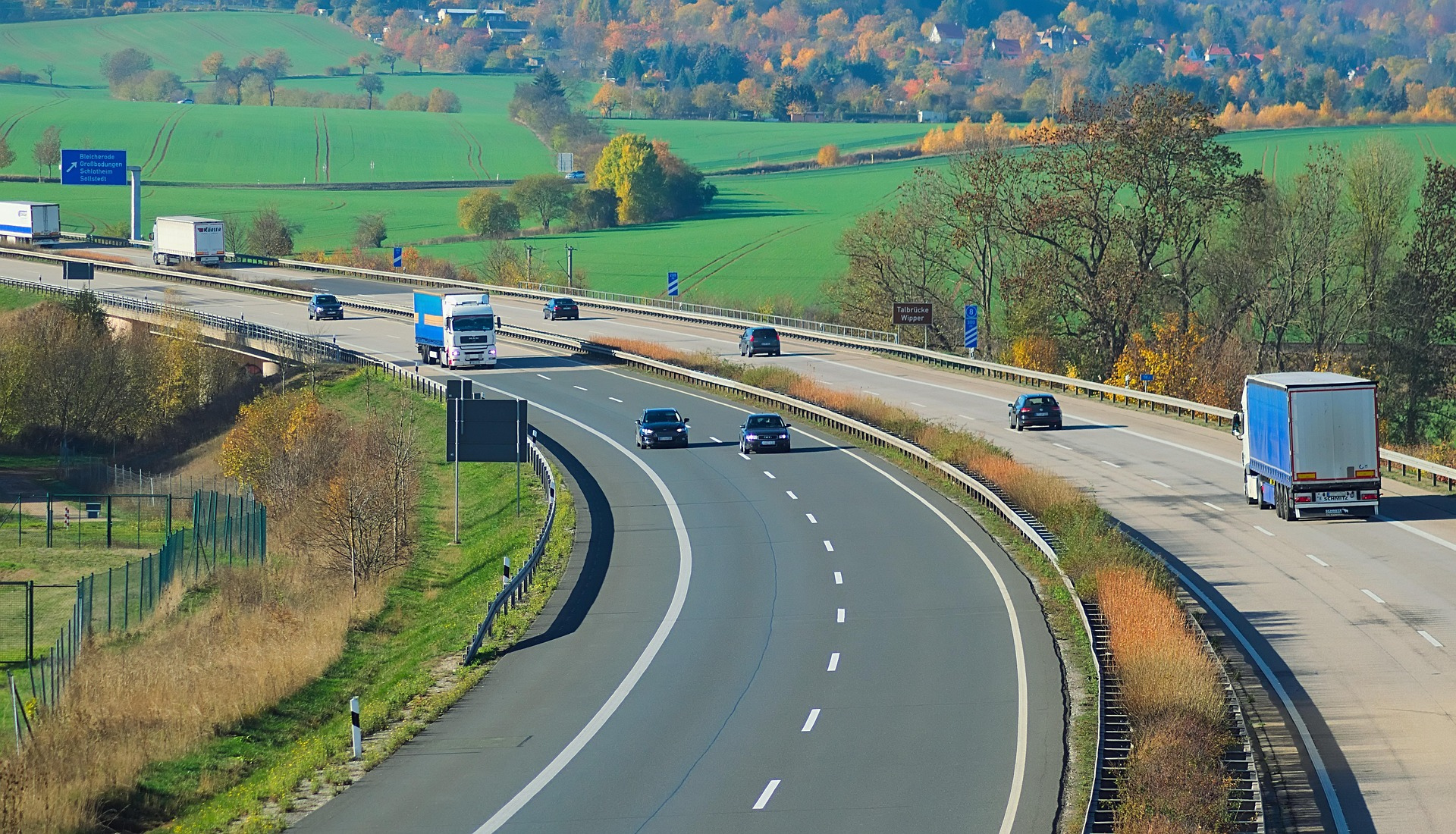 Foto von fahrenden Autos auf einer Straße