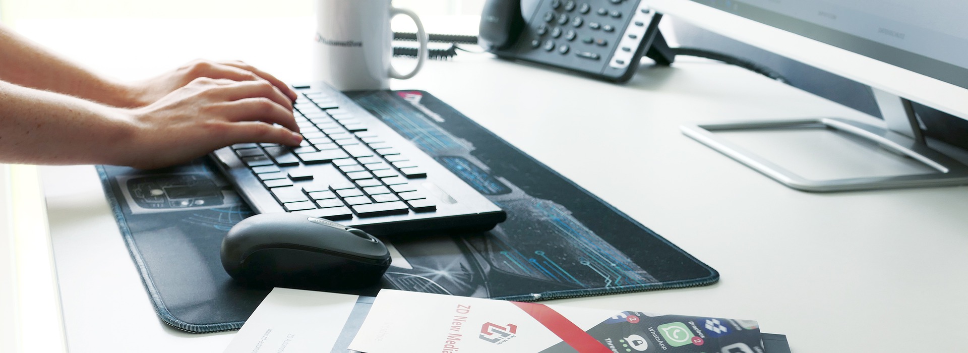 Symbolbild: Hände, die an der PC-Tastatur arbeiten, Link zur Seite "Ausbildung"