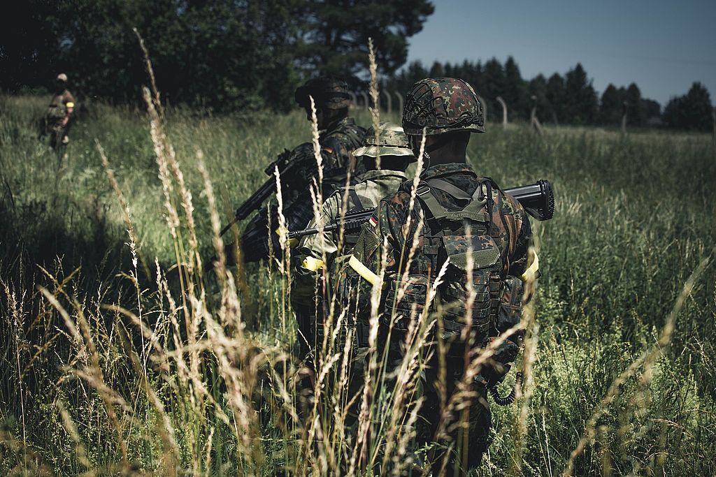 Symbolbild: gut getarnte Soldaten auf einer Mission durch hohes Gras, Link zur Seite "Vormerkstelle"