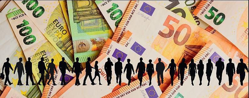 Symbolbild: Silhouetten vom Menschen vor bunten Geldscheinen, Link zur Seite "Sonderprogramm Inklusive Arbeitswelt"