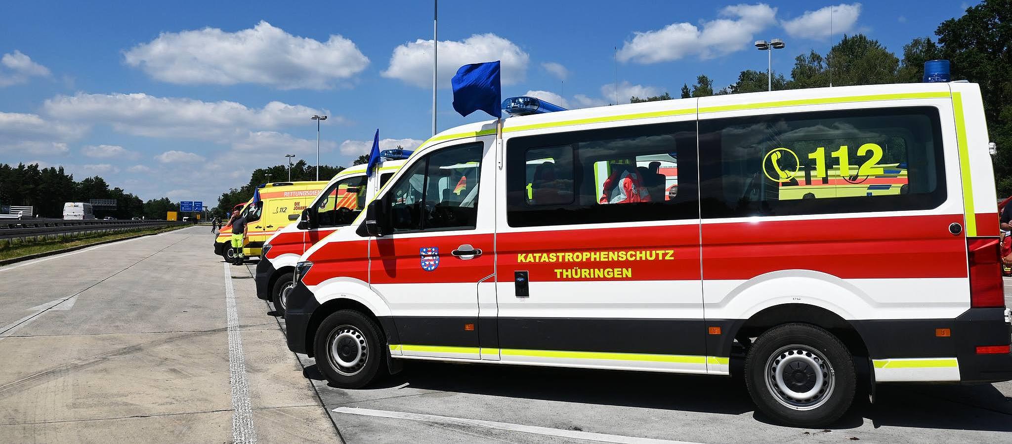 Katastrophenschutzauto Thüringen unter blauem Himmel