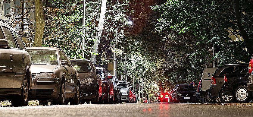 Symbolbild abendlicher Straßenverkehr, Link zur Rubrik "Verkehr"