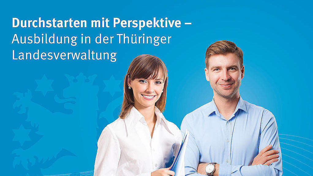Messewand Ausbildung: Zwei junge Bewerber für die Beamtenausbildung vor blauem Hintergrund mit Thürnigen-Löwen, Aufschrift: Ausbildung im Thüringer Landesverwaltungsamt